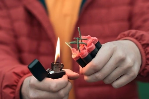 Школьник хотел смыть петарду в унитаз, но не донёс, и она взорвалась у него прямо в руках