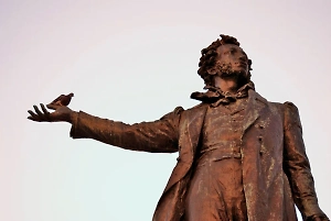 В Петербурге вандалы разрисовали фасад дома, где жила няня Пушкина