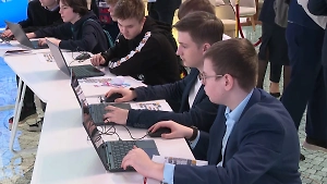 Юных гостей стенда Петербурга на выставке "Россия" научили управлять дронами