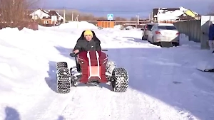 Инвалид из Уфы сконструировал коляску-вездеход, чтобы ездить в любую погоду