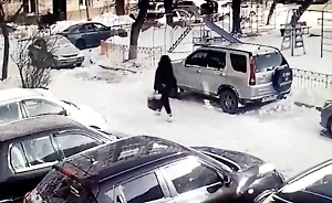 22-летняя россиянка попала на камеры, когда шла выкидывать пакет с младенцем на помойку