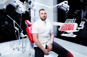 Стоматологи используют безопасные гипоаллергенные краски и наклейки, предварительно зубы профессионально очищаются и полируются. Методики нанесения используются уже несколько лет, они проверены и безопасны. Аналогично зубы можно украсить и стразами (стоматологи называют их скайсами) — с использованием специального безопасного клея и светоотражающего композита.