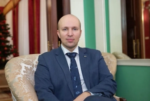 Страх старения связан с ухудшением физического и психического здоровья, потерей привлекательности, снижением социального статуса и, возможно, утратой близких. Осознание "теперь взрослый — это я" зачастую может огорошить человека. Страх старения приводит к отрицанию, компенсации или агрессии, которые мешают человеку адаптироваться к изменениям и принять свой возраст как естественный процесс.