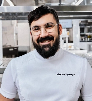 Холестерин синтезирует половые гормоны, а ещё способствует усвоению ряда витаминов — D, E, K. Вырабатывается полезный холестерин в печени, но также он может поступать и из продуктов питания — именно в веществе такого происхождения скрывается опасность. Поэтому добавьте в свой рацион продукты, которые помогают поддерживать здоровый уровень холестерина.