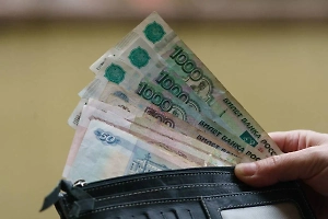 Эксперт объяснил, кому в России выгоднее получать зарплату каждый день