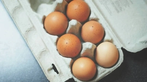 Подмосковные медики спасли мужчину, отравившегося сырыми яйцами