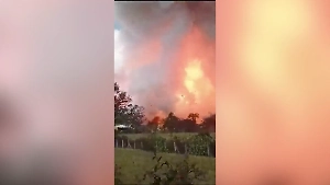 11 человек погибло и 100 пострадало от мощнейшего взрыва на заводе петард в Индии