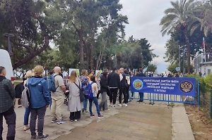 В Анталье и Стамбуле выстроились очереди в консульства РФ из желающих голосовать