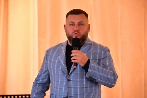 Камеры сняли подрывника за закладкой бомбы под Toyota замректора вуза в Луганске