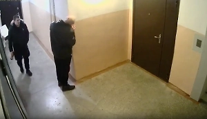 Двое мужчин погрызли стены в подъезде дома в Новосибирске