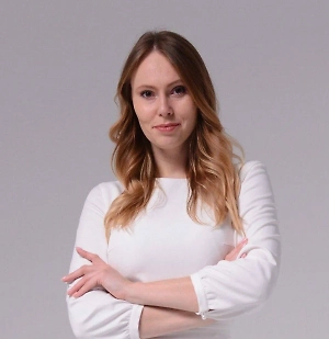 Чтобы обезопасить себя и родных, в супермаркетах важно оставаться объективным и не сметать с полок продукты со скидкой. Как правило, они просрочены или срок уже завтра. Деформированная упаковка тоже может быть причиной отравления, поскольку больше вероятность, что нарушена герметичность, и продукт до вскрытия может быть испорчен.