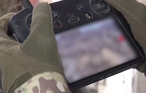 Дрон-разведчик снял, как ВСУ сбрасывают тела сослуживцев, чтобы скрыть потери