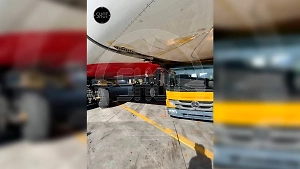 В аэропорту Домодедово водовоз протаранил самый крупный пассажирский самолёт в мире