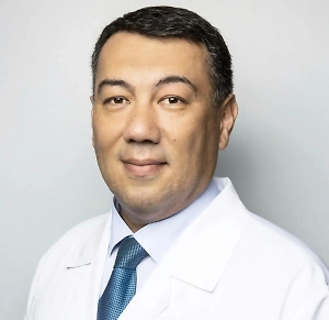 Так, популярная поза "нога на ногу" может служить фактором тромбообразования: длительное время нарушается отток крови по венам нижних конечностей за счёт их сдавливания. Напомню, что венозный тромбоз может привести к такому серьёзному осложнению, как тромбоэмболия лёгочной артерии.