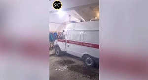 На Урале крыша гаража рухнула на новые машины скорой