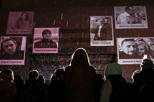 У стен "Крокуса" зажгли фигуры журавлей в память о 144 жертвах теракта