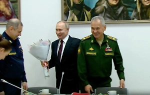 Путин с букетом подшутил над Шойгу на встрече с лётчицами