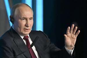 Путин выступил против дискриминации женщин и установления квот для них на службе