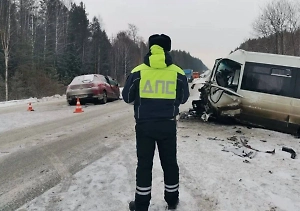 В Свердловской области легковушка вылетела на встречку и столкнулась с микроавтобусом, погибли двое