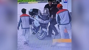 Разъярённый казах внезапно напал с ножом на российского байкера — видео