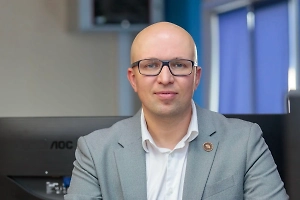 Почти всегда у женщин лысый мужчина ассоциируется с безопасностью и опорой — то, что женщина, готовая к отношениям, ищет в мужчине. Зачастую за этим привлекательным своей надёжностью образом стоит её отец, подтянутый военный, которого она видела на параде, преподаватель, старший брат или даже киногерой. Не важно, насколько человек был реален, — важно, насколько он был значим. Соответственно, внимание женщины снова и снова будет цепляться за этот образ.