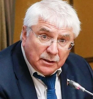 Рядом с линией боевого соприкосновения проводили открытое вручение наград, что возмущает многих депутатов Верховной рады. И при этом нагнали к этому месту ещё и гражданских лиц. Зачем, спрашивается? О том, что будет награждение, было известно. Этим они спровоцировали удар по военным. Привлечение гражданских лиц — это и есть провокация.