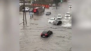 Почти Атлантида: На видео сняли заплыв «человека-подлодки» по затопленной Махачкале