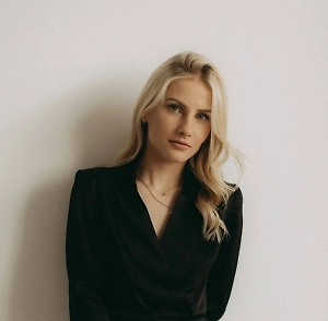 «Например, фразы вроде «в скором времени вы найдёте возможность получить дополнительный доход» создают иллюзию конкретных предсказаний, хотя на самом деле они не содержат чёткой информации. Это делает их высказывания трудными для оспаривания и позволяет астрологам избегать юридической ответственности, поскольку клиент может интерпретировать такие слова по своему усмотрению».