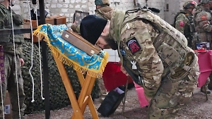 «‎Чёрным гусарам» на СВО передали икону Святой Троицы по благословению Патриарха Кирилла