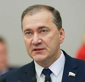 Собирать что-то в противовес параду в Москве, который является не только демонстрацией силы и мощи нашего государства, но и данью уважения подвигу народа-победителя, абсурдно и нелепо. Парад — это не формальное мероприятие, это символ общей Победы в Великой Отечественной войне, и никакие сборища лицемерных представителей «партии войны» не могут встать с ним в один ряд.