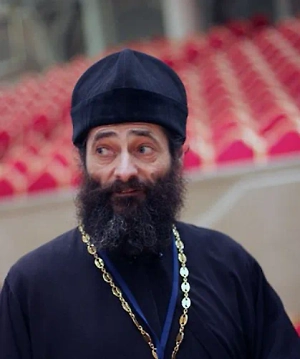 Я жил за границей довольно долго, в городе с римско-католической школой. Я часто проезжал мимо её ворот, где рядом была доска объявлений. И вот, я помню, еду — и выяснилось, что это был как раз день Великой пятницы по-западному. Еду мимо этих ворот, и вся доска объявлений очищена, там больше ничего нет, только одна фраза: «Бог умер», только God is dead. Это, знаете, отрезвляет. Это единственный день в году, когда такое сознание входит в сознание человека.