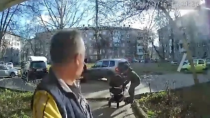 Ребëнка в коляске и мужчину едва не убило упавшим с крыши куском шифера в Уфе