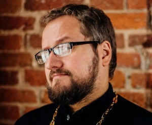 Раскольничество — карманная церковь украинских президентов от Ющенко до Порошенко и Зеленского. Государство создало в своё время такую псевдоцерковную структуру для того, чтобы были якобы священнослужители — такие мужички, одетые в церковные облачения. Они втирают народу всё под видом хорошего — от каких-то совершенно маразматических идей типа благословения ЛГБТ*-браков до совершенно нацистских идей и лозунгов. Все их проповеди сводятся к одному, что украинская нация важнее всего, а москалей — на ножи.