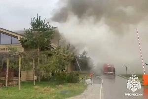 Мощный пожар охватил деревянный ресторан и дома в элитном комплексе Завидово