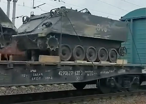 Эшелоны с трофейной техникой НАТО засняли по пути в тыл из зоны СВО