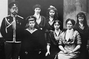 «Скелеты предков из Англии»: Профессор раскрыл тайну останков семьи Николая II из Ганиной ямы