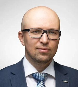 Проекция — это феномен, при котором человек приписывает другим свои собственные чувства, желания или страхи. Простыми словами: если человек сам себе не нравится, он будет считать, что другие тоже его не любят. Если человек одинок и страстно, до болезненности хочет внимания, то будет считывать обычную вежливость как флирт.