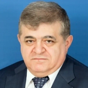 Логики в поведении Зеленского никогда нет, включил в санкционный список Куклачёва теперь. Ревность профессиональная, само собой, есть. Он же «самый великий» комик, он считает, что лучшего нет. Но дело в том, что комик и президент — это разные профессии. А он, будучи главой государства, остался комиком, причём не самого лучшего качества. Может, из-за зависти, а может, недомыслия своего.