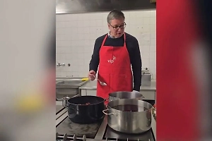 Вучич покрасил яйца к Пасхе, написав на них «я — болван»