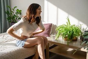 Врач объяснила, в каких случаях нужно срочно вызывать скорую помощь при боли в животе