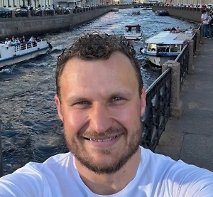 На вид в супермаркете достаточно сложно определить прочность яиц. Можно постучать, выбрать поплотнее, чем остальные. Хотя там трудно, там уже не дают открывать. Берите страусиные яйца. Они точно выиграют. А если брать куриные яйца, то, по моей практике, чаще выиграют маленькие яйца, такие яички, они покрепче. Толщина примерно одинаковая, а площадь у них меньше. Поэтому ударная сила больше. Конечно, бить надо острой стороной яйца. Будет более узкая точка сопротивления.