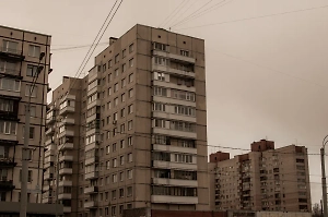 Полетели вниз вместе с оградой: Две женщины пострадали в Подмосковье из-за обрушения балкона