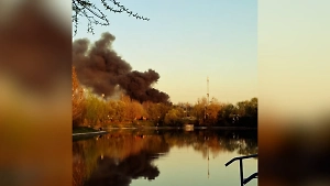 Сильный пожар разгорелся в автосервисе на юге Москвы, уничтожено минимум три машины