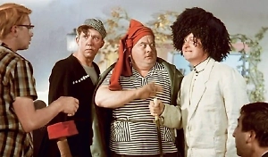 Тест: Лишь поклонники Гайдая помнят, какого цвета были эти 7 вещей в «Кавказской пленнице»
