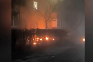 Пожар охватил двор многоэтажки в Таганроге после падения обломков БПЛА