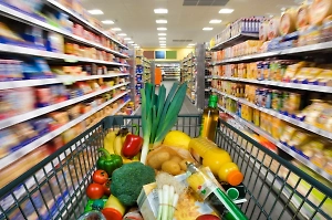 Через две недели магазины начнут переписывать ценники. Какие товары подешевеют и на сколько