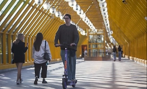 Только с 16 и в шлеме: Правительство РФ обсудило изменения ПДД для самокатчиков