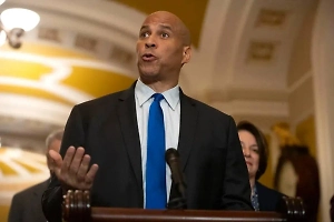 Американский сенатор Букер продолжает «антитрамповскую» речь больше 24 часов