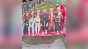 В Бишкеке девушка вылетела из аттракциона из-за разрыва ремней — видео