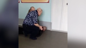 Опубликовано видео задержания вооружённого мужчины в школе в Челябинске